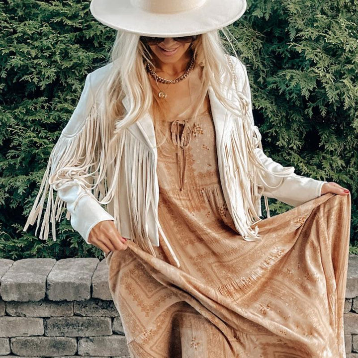 Frau in weißer Fransenjacke und beigem Kleid, Sommermode, Outdoor, stilvoll, elegant.