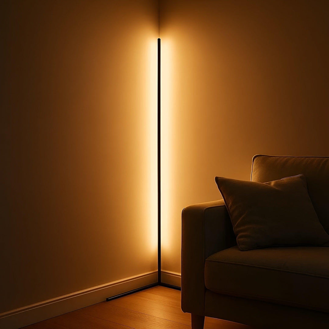 Černá rohová lampa jasně září teplým světlem po obou stranách rohu, vedle pohovky s polštářem ve večerní místnosti. 7