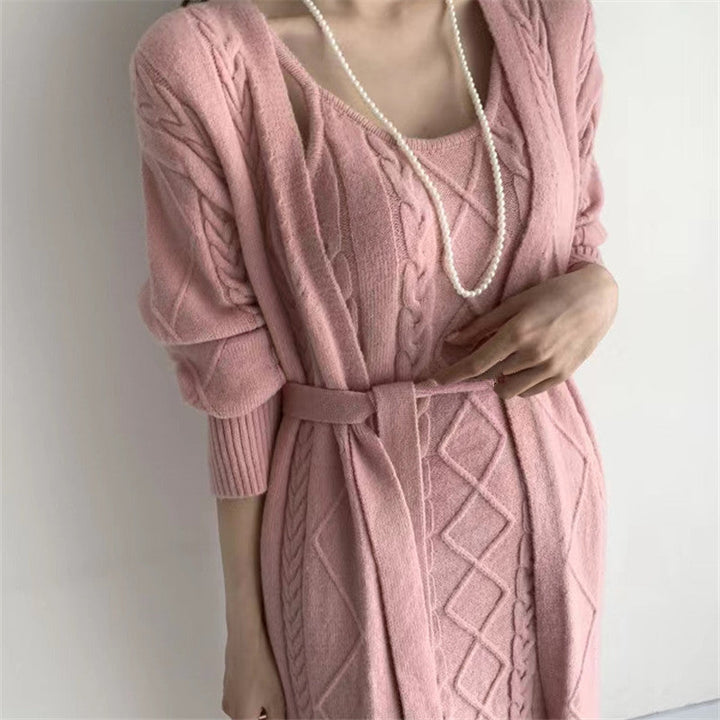Damen Strickkleid rosa, Zopfmuster, Gürtel, Perlenkette, elegantes Design, Herbstmode.