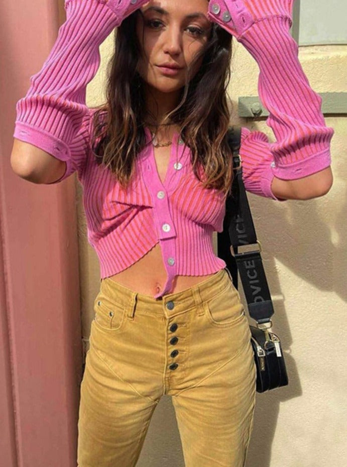 Frau in rosa Strickjacke und gelber Hose, modisches Outfit, Streetwear, trendige Damenmode.