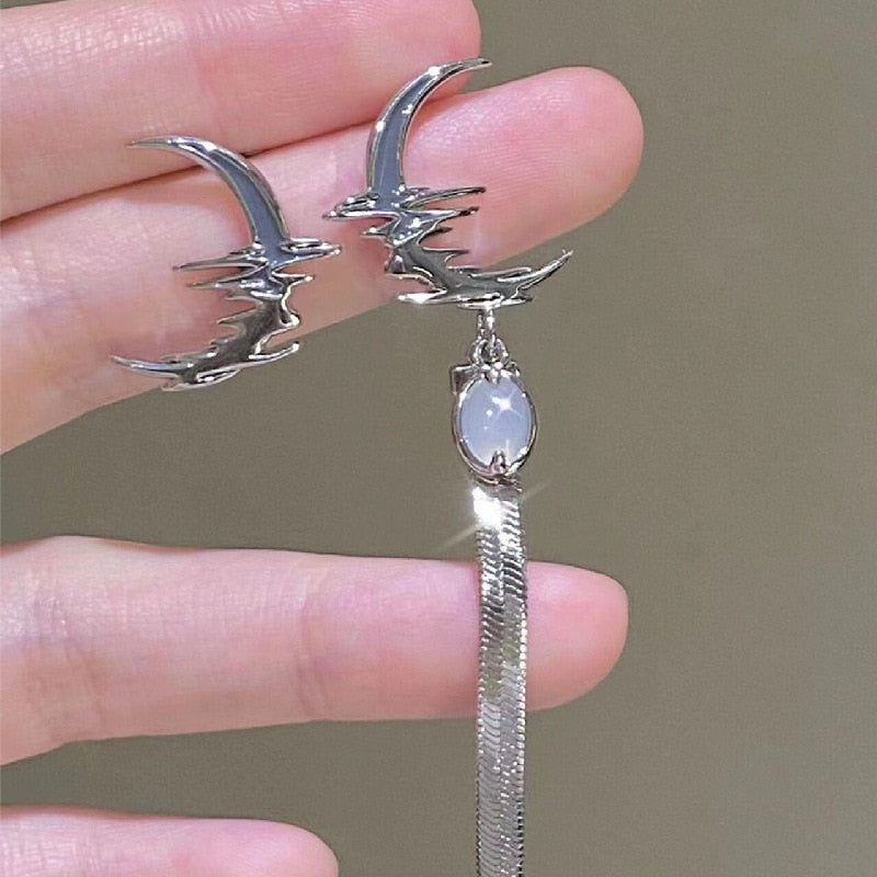 Silberne Mond-Ohrringe mit Opal-Anhänger, eleganter Schmuck, Damenaccessoire.