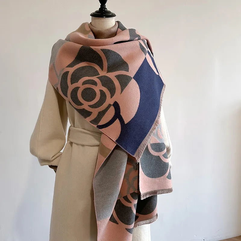 Beige Mantel mit rosa-grauem Schal, Blumenmuster, Damenmode, elegant, Herbst-Winter Accessoire.