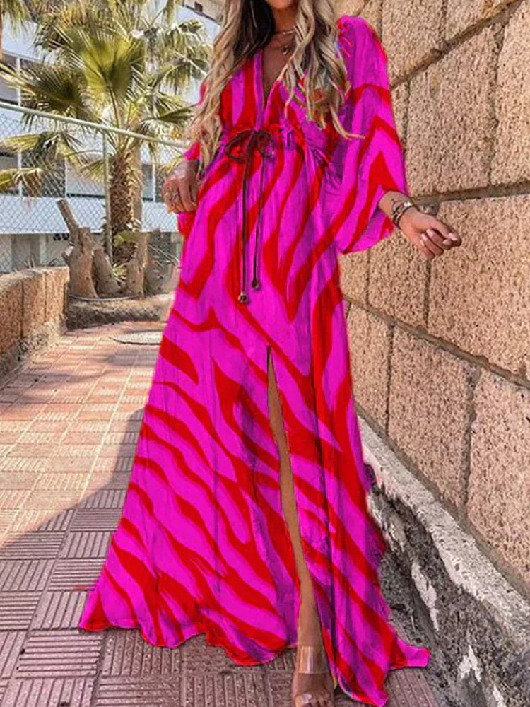 Frau in pink-rotem Maxikleid mit Zebra-Muster, Sommermode, Strandkleid, lässiger Stil.