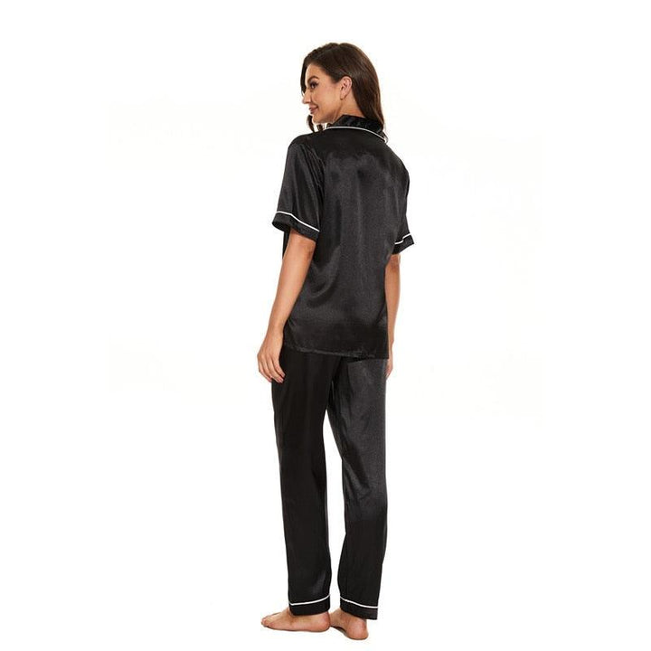 Schwarzer Satin-Pyjama-Set für Damen, kurzärmelig, mit weißer Paspelierung, bequem und elegant.