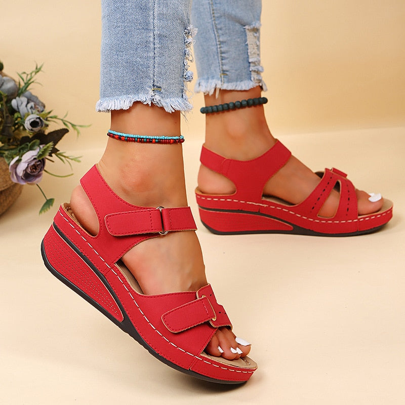Rote Damen-Sandalen mit Keilabsatz, bequem, Sommermode, Freizeit, verstellbare Riemen.