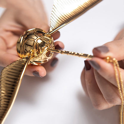 Goldener Schnatz Anhänger, Harry Potter Schmuck, goldfarben, detailreich, Fantasy Accessoire.