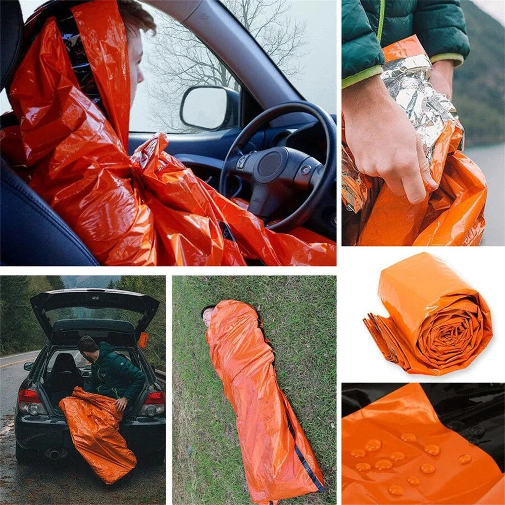 Orangefarbener Notfall-Biwaksack, wasserdicht, kompakt, für Outdoor-Abenteuer und Survival.