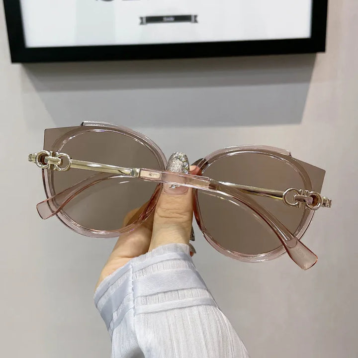 Damen Sonnenbrille rosa transparent, modisches Accessoire, UV-Schutz, elegantes Design.