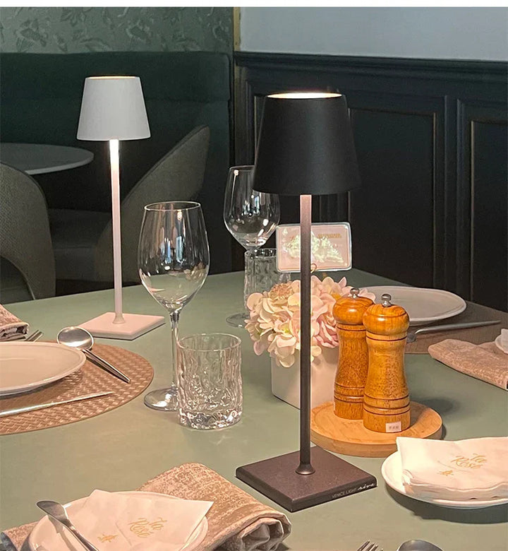 Moderne Tischlampe schwarz, Metall, Esszimmer, elegante Beleuchtung, zeitgenössisches Design.