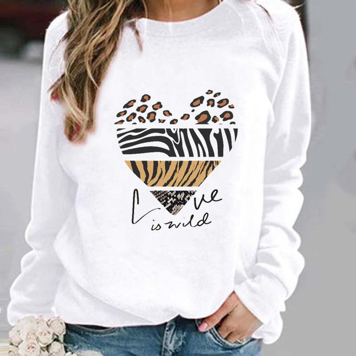 Damenpullover weiß mit Herzmotiv, Tiermuster, "Love is wild" Aufschrift, Baumwolle.