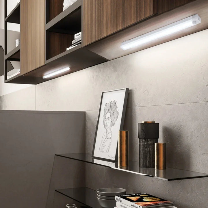 LED-Unterbauleuchte Küche, modern, energiesparend, warmweiß, Holzregal, elegante Beleuchtung.
