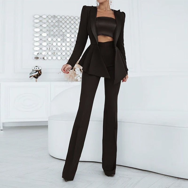 Frau in schwarzem Anzug mit Crop-Top, elegantes Outfit, modernes Design, Modefotografie.