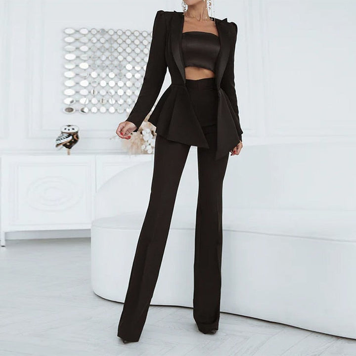Frau in schwarzem Anzug mit Crop-Top, elegantes Outfit, modernes Design, Modefotografie.