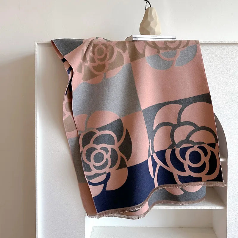 Rosa-graue Decke mit Blumenmuster, Baumwolle, dekorativ, Wohnzimmer, modern, stilvoll.
