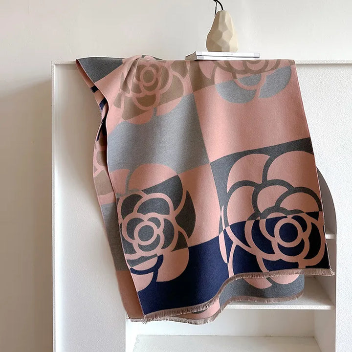 Rosa-graue Decke mit Blumenmuster, Baumwolle, dekorativ, Wohnzimmer, modern, stilvoll.
