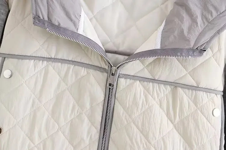 Weiße gesteppte Jacke mit Reißverschluss, Kapuze, modisch, warm, Winterbekleidung.