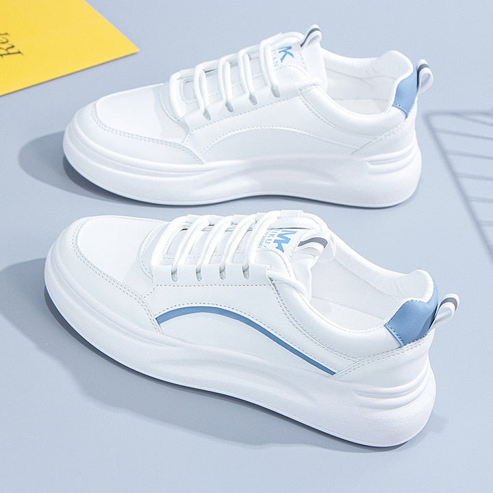 Weiße Sneaker mit blauen Akzenten, Damen, modisch, bequem, rutschfeste Sohle.