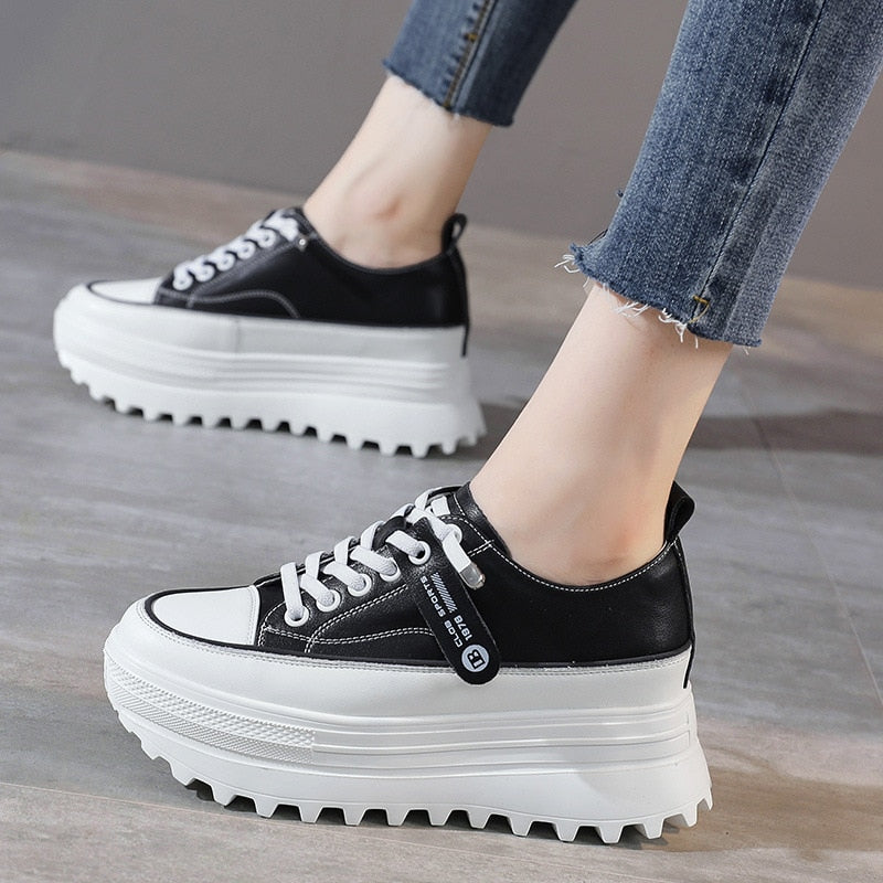 Schwarze Plateau-Sneaker aus Leder mit weißer Sohle, Damenmode, trendige Freizeitschuhe.