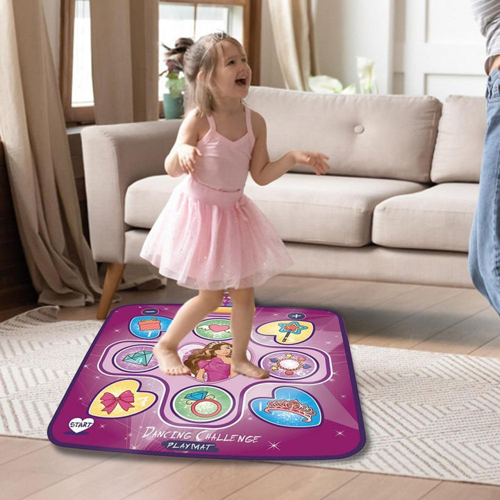 Mädchen tanzt auf lila Tanzmatte im Wohnzimmer, Spielmatte für Kinder, interaktives Spielzeug.