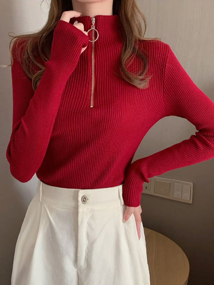 Roter Damenpullover mit Reißverschluss, gerippt, langärmelig, modisch, Herbstmode.