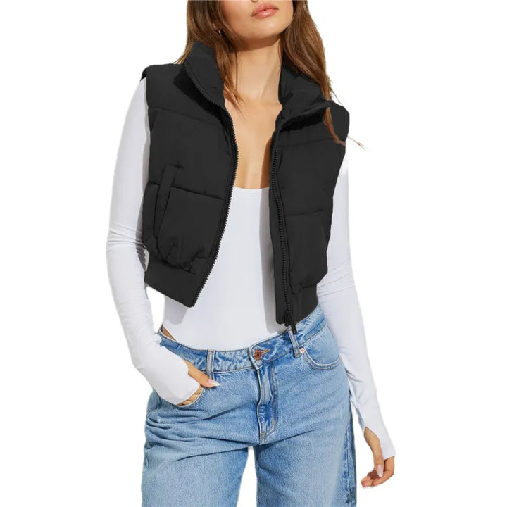 Damen schwarze Steppweste, ärmellos, Reißverschluss, modisch, Herbstmode, Freizeitkleidung.