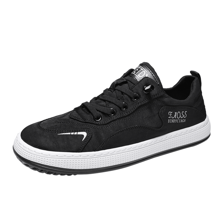 Schwarzer Sneaker, Herren, Leder, sportlich, modisch, bequeme Sohle, Freizeit, trendig.