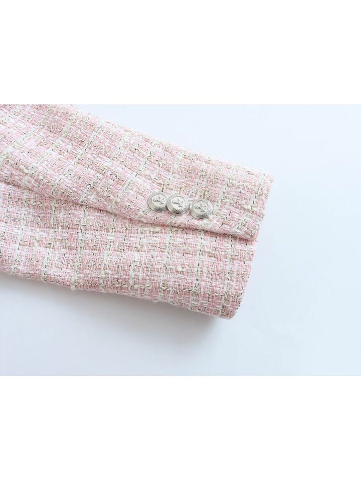 Rosa Tweed-Blazerärmel mit Knöpfen, Damenmode, eleganter Stil, strukturierter Stoff.
