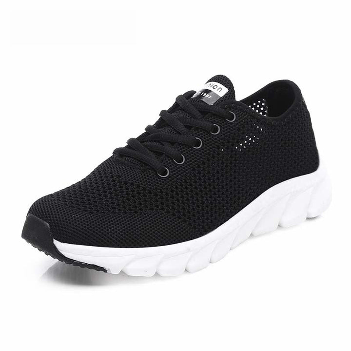 Schwarzer Sportschuh aus Mesh mit weißer Sohle, atmungsaktiv, ideal für Laufen und Fitness.