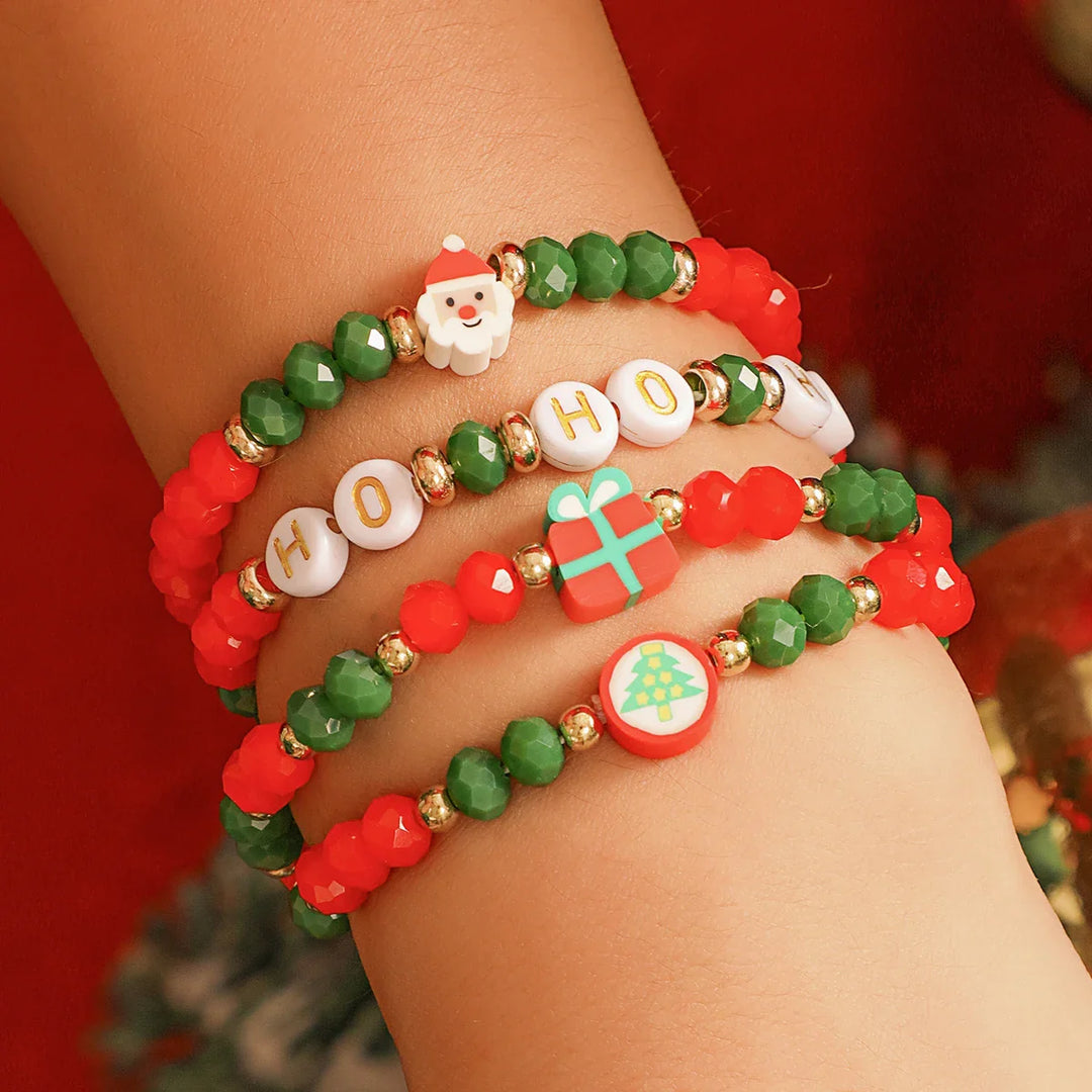 Rote und grüne Weihnachtsarmbänder mit Perlen, Santa, Geschenk und Baum-Design.