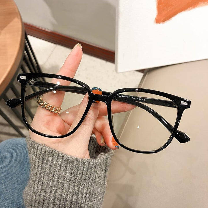 Schwarze Retro-Brille mit eckigem Rahmen, modisches Accessoire, Damenmode, Nahaufnahme.