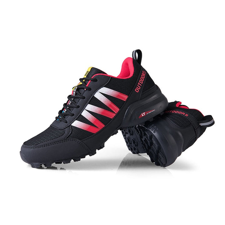 Schwarze und rote Outdoor-Sportschuhe, rutschfeste Sohle, atmungsaktiv, für Herren.