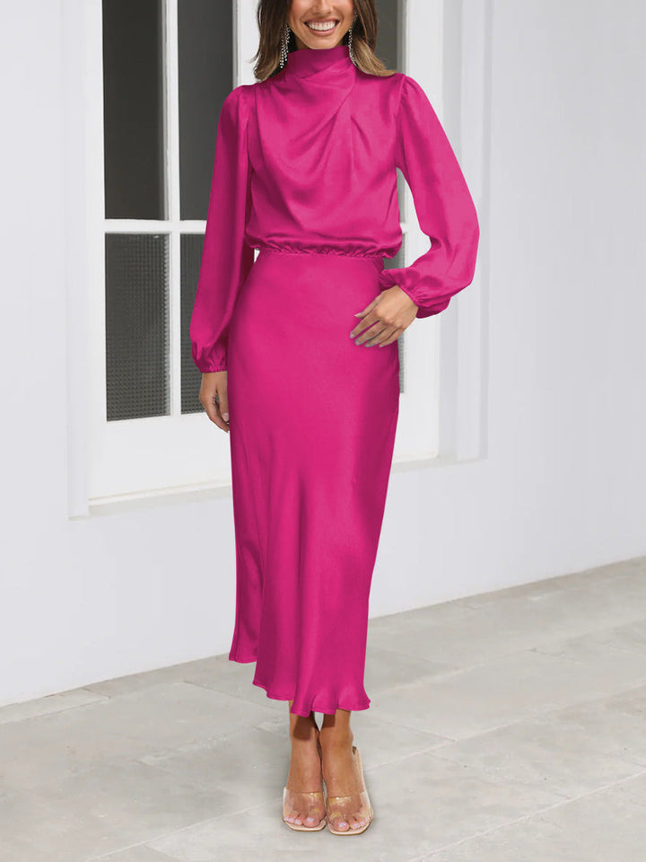 Frau in fuchsia Satin-Midikleid mit langen Ärmeln, elegantes Abendoutfit, Mode 2023.