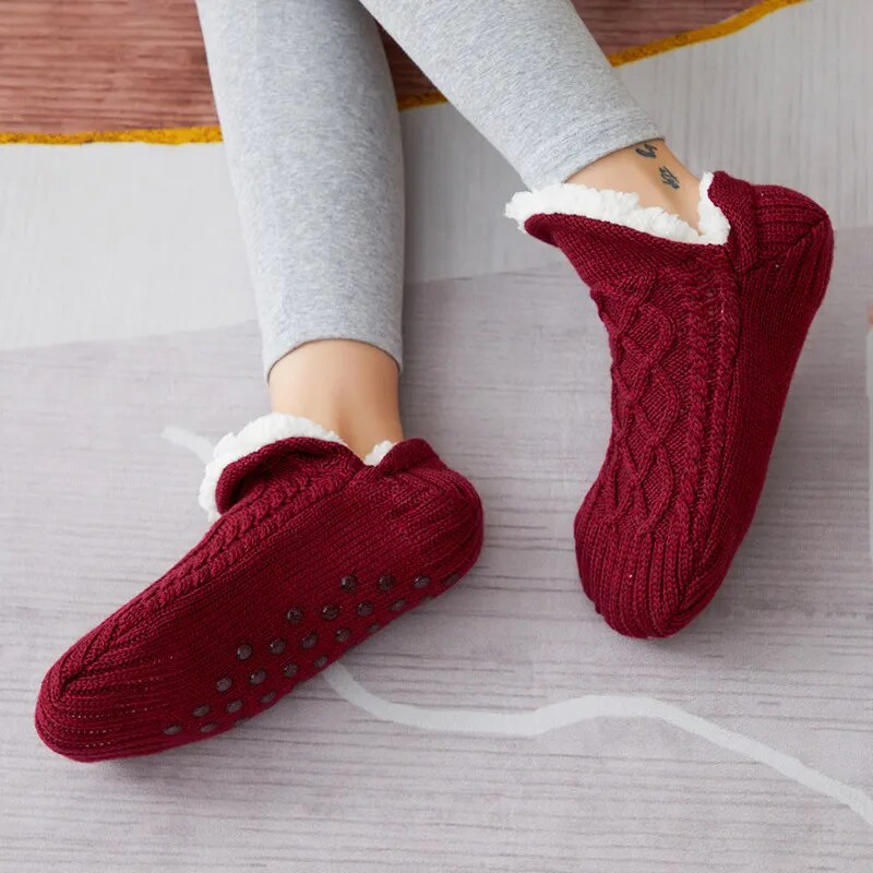 Rote Strickhausschuhe mit rutschfester Sohle, warmes Futter, gemütlich, Damenmode.