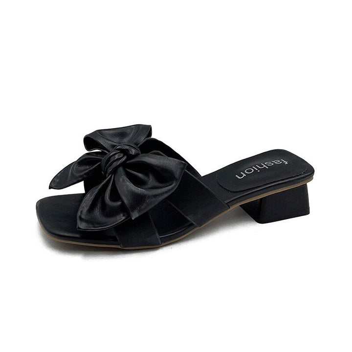 Schwarze Damen-Sandale mit Schleife, Blockabsatz, Lederoptik, modisch, bequem.