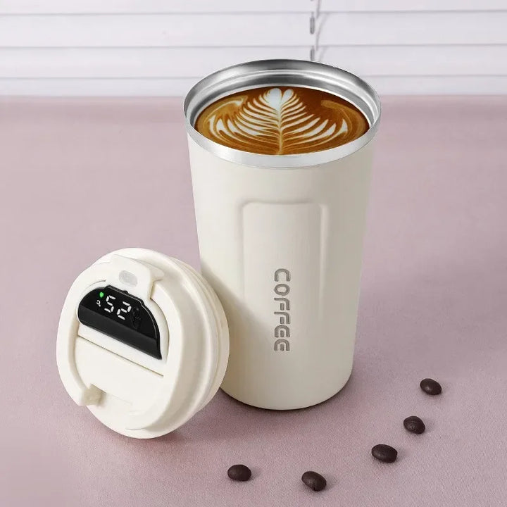 Weißer Thermobecher mit Kaffeetasse-Design, abnehmbarer Deckel, ideal für unterwegs.