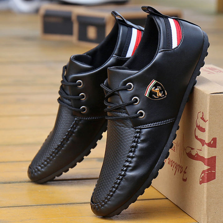 Schwarze Herren-Ledersneaker mit rotem Streifen, sportlich, modisch, rutschfeste Sohle.