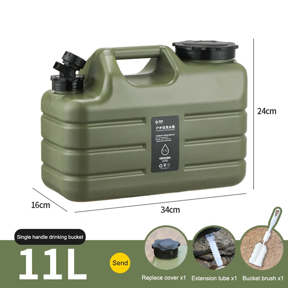 Grüner 11L Wasserkanister mit Griff, Ersatzdeckel, Verlängerungsrohr und Bürste.