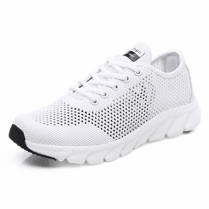 Weiße Sportschuhe, atmungsaktives Mesh, rutschfeste Sohle, ideal für Laufen und Fitness.