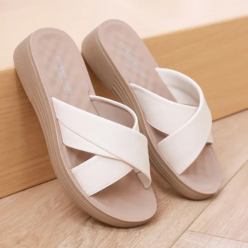 Dámské klínové pantofle z umělé kůže s otevřenou špičkou – Cassy