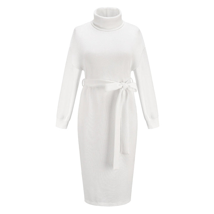 Weißes Strickkleid mit Rollkragen und Gürtel, Damenmode, elegant und stilvoll.
