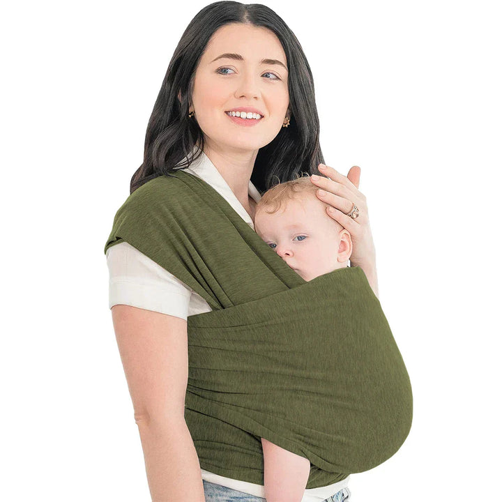 Frau mit Baby in grünem Tragetuch, bequemes Babytragetuch, weiches Material, Alltag.