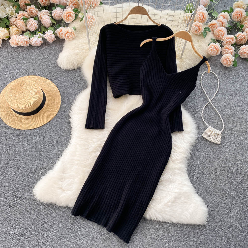 Schwarzes Strickkleid und Pullover-Set, ärmellos, elegant, auf weißem Fellteppich.