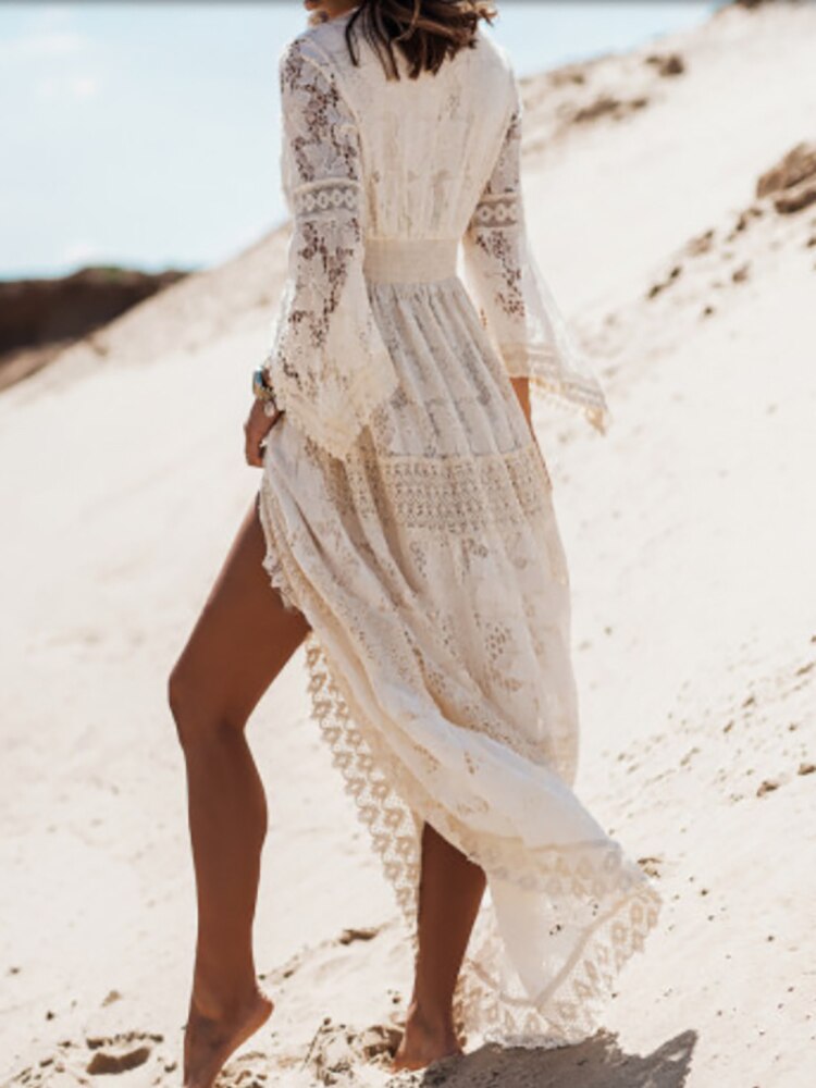 Weiße Spitzenkleid am Strand, Damenmode, Sommerkleid, Boho-Stil, lange Ärmel, elegant.
