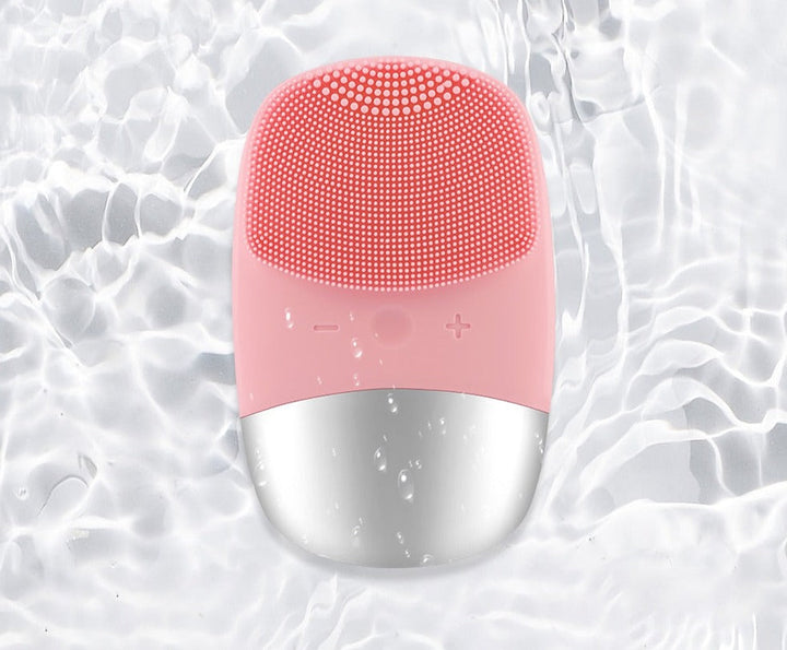 Rosa Gesichtsbürste aus Silikon, wasserdicht, elektrische Hautreinigung, auf Wasseroberfläche.