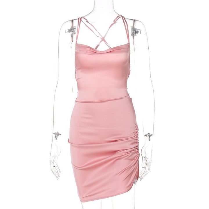 Rosa Satin-Minikleid mit Spaghettiträgern, figurbetont, elegant, Damenmode.