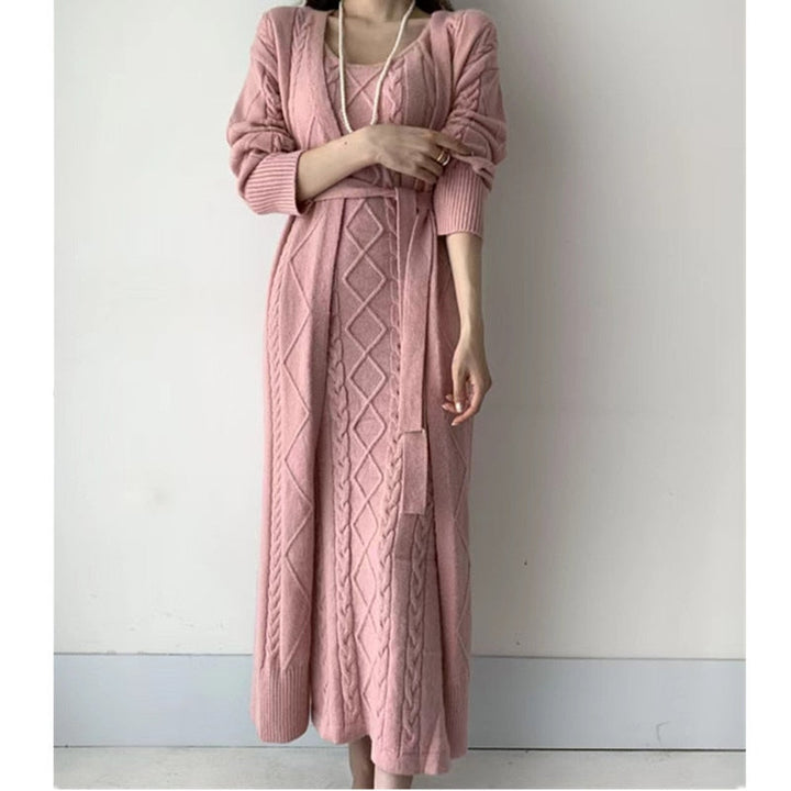 Damen Strickkleid rosa, lang, Zopfmuster, elegant, Herbstmode, gemütlich, modisch, warm.