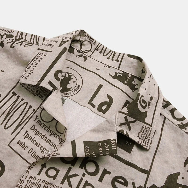 Graues Hemd mit Zeitungsdruck, Baumwolle, modisch, lässig, Herrenmode, Vintage-Stil.