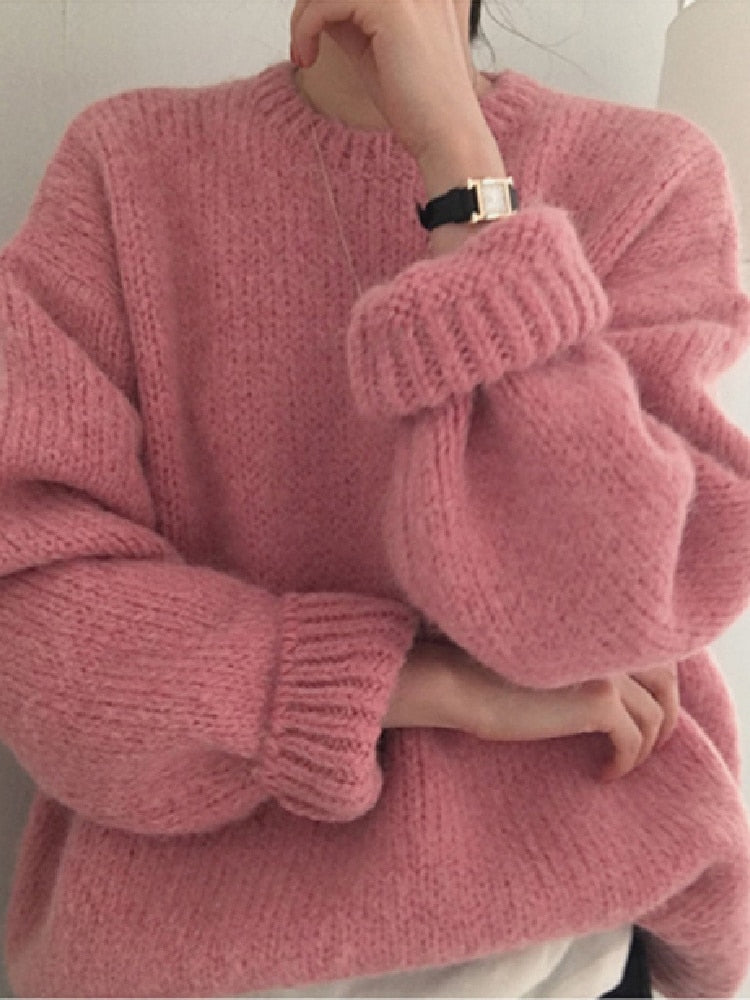 Frau in rosa Strickpullover, gemütlich, modisch, Wintermode, Damenbekleidung, Accessoire.