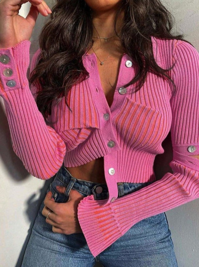 Frau in rosa Strickjacke mit Knöpfen, modisch, langärmelig, figurbetont, lässig.