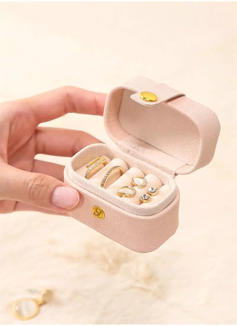 Rosa Schmuckkästchen mit Ohrringen, kompakt, tragbar, ideal für Reisen, Organizer.